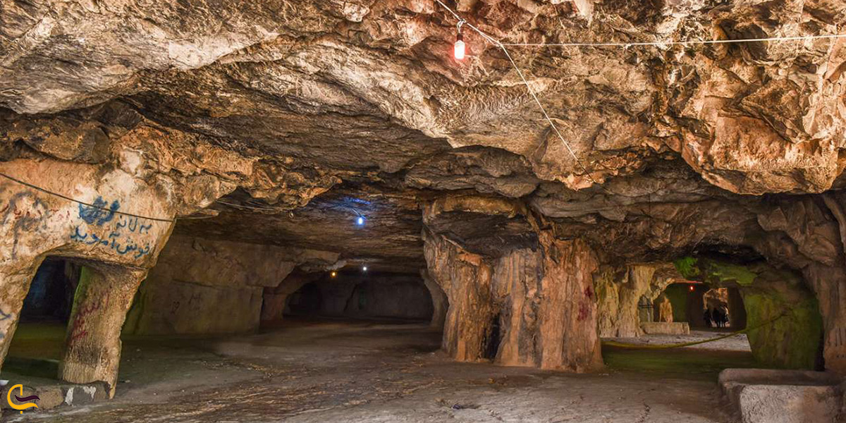 تصویر غار سنگ اشکن جهرم