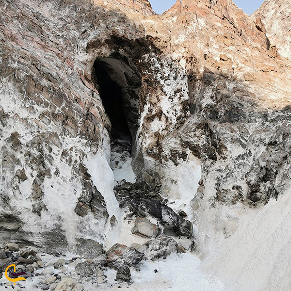 تصویر غار نمکی در گنبد نمکی جاشک