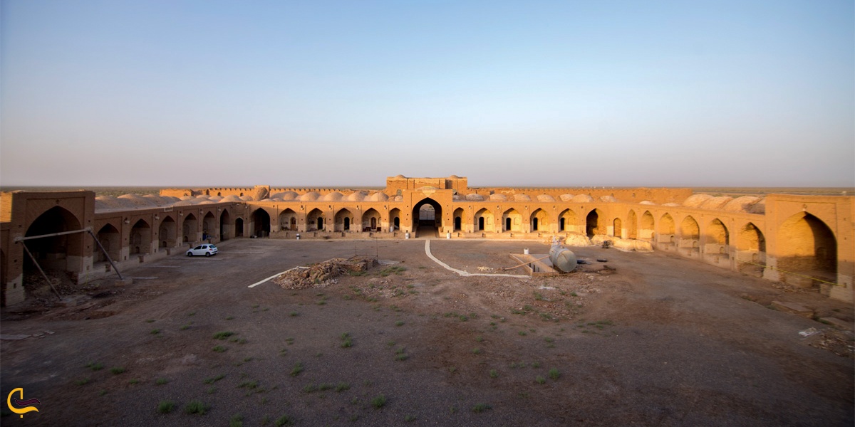 تصویری از نمای روبه‌روی عمارت تنگستانی