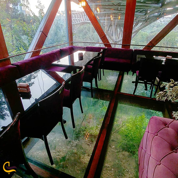 غذاهای خوشمزه رستوران پل طبیعت با نمای پارک جنگلی در زیرپای مهمانان