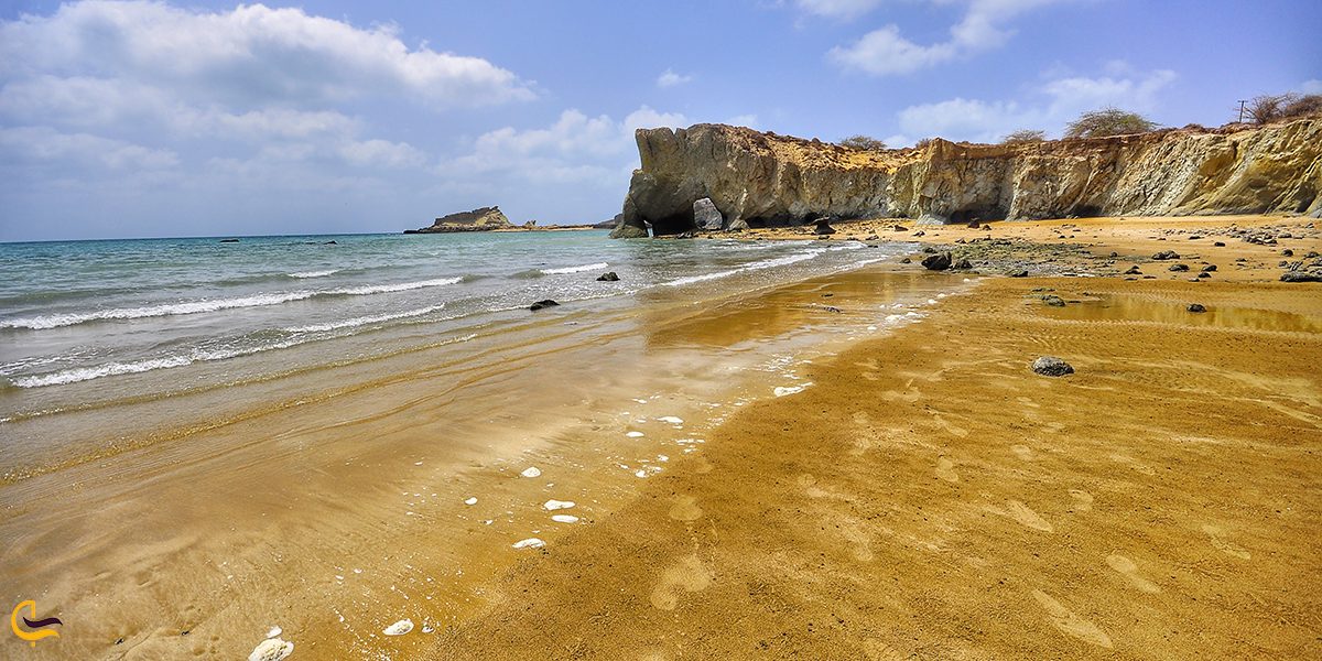 نمایی از ساحل لاکپشت ها در قشم