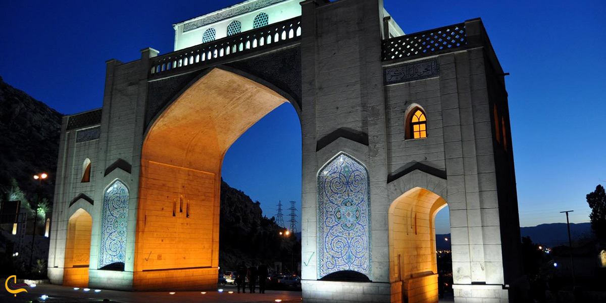 نمای دروازه قرآن در شب