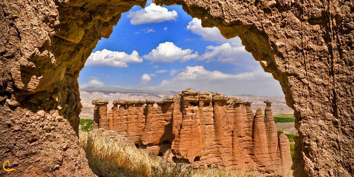 نمایی از قلعه بهستان و دودکش جن