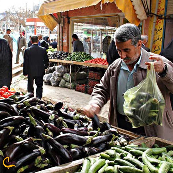 تصویری از مردی در حال خرید در بازار قدیم بوشهر