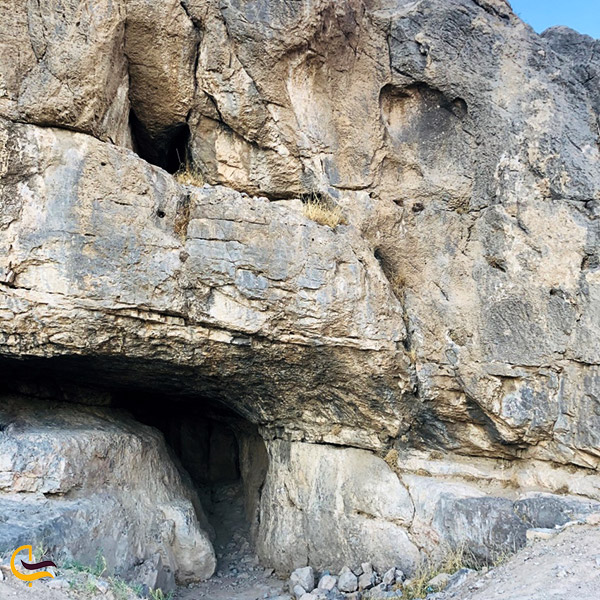 نمایی از غار بیستون