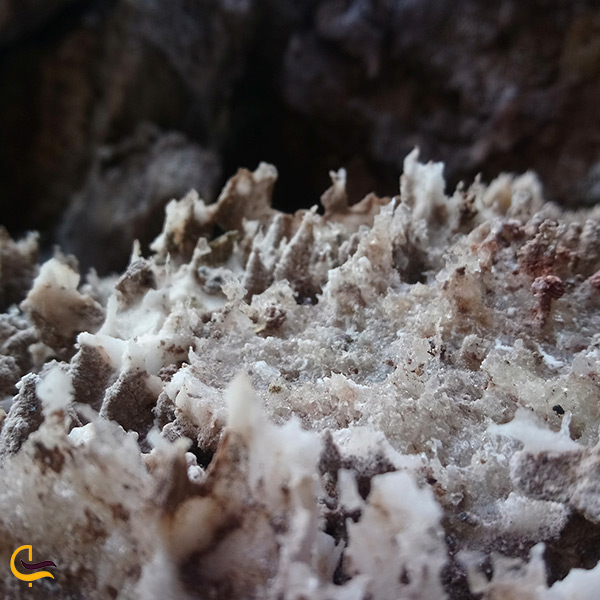نمای نزدیک طرح های زیبای رسوبات نمک بر روی دیواره عای غار نمکدان