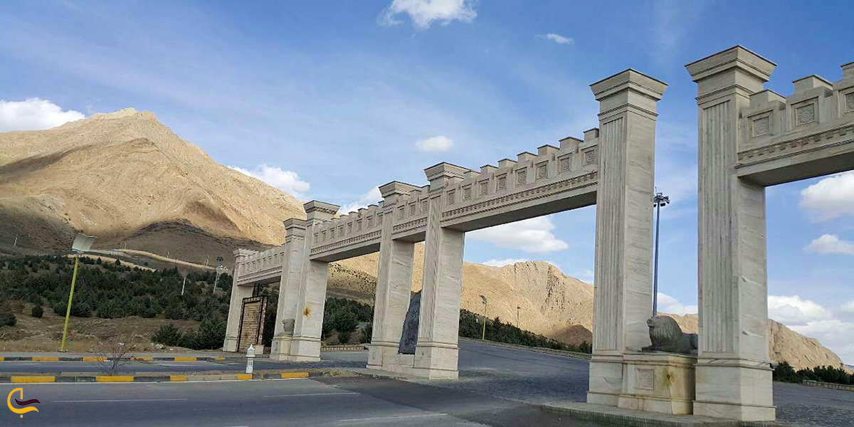 دروازه ورودی به بام ملایر