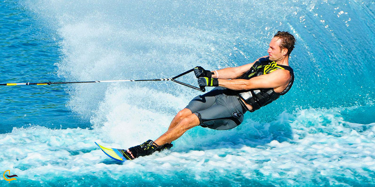 اسکی سوار یپرهیجان بر روی آب های جزیره ی کیش