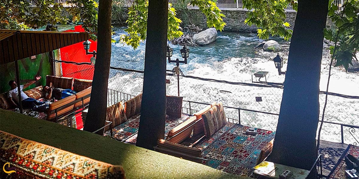 نمایی از باغ رستوران میرزایی