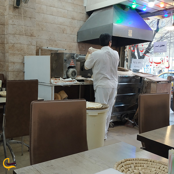 تنور پخت نان داغ و تازه در کبابی نان داغ کباب داغ شبهای تهران