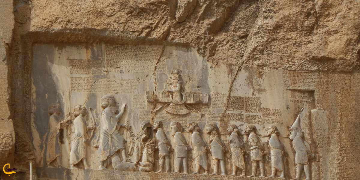 نمایی از کتیبه داریوش در بیستون کرمانشاه