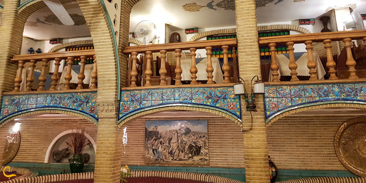 فضای داخلی رستوران سنتی عالی قاپو تهران