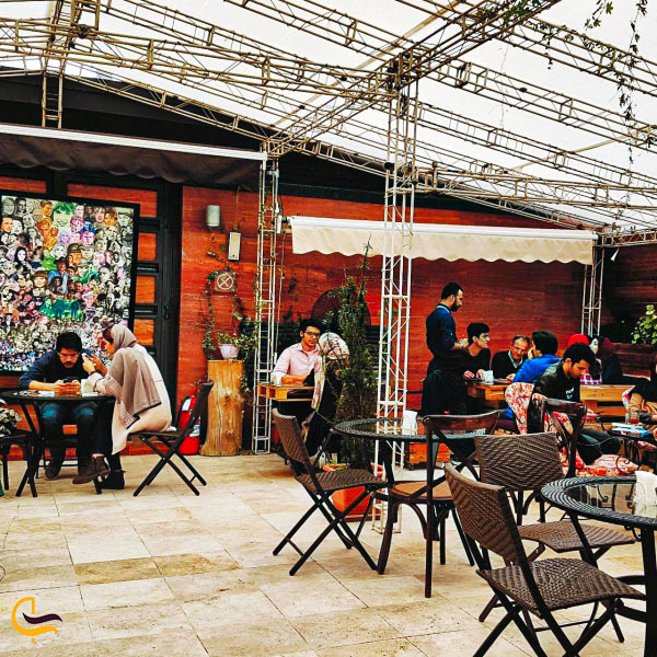 کافه سینما در بازار بزرگ ایران