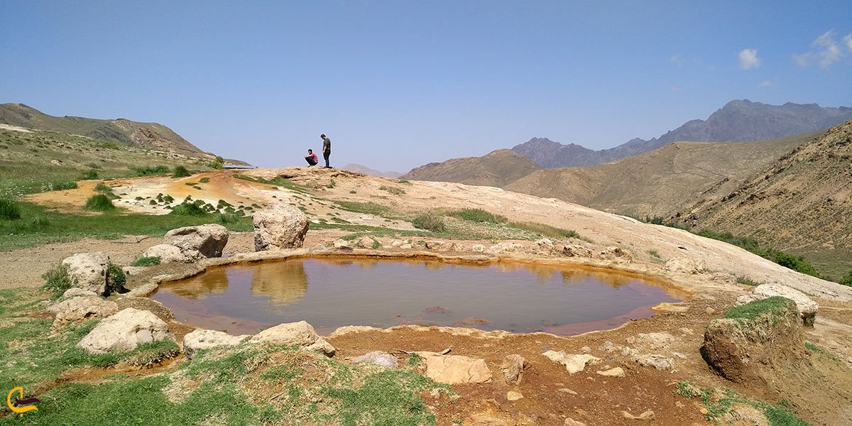 تصویری از چشمه آب سرخ فریزهند‌‌