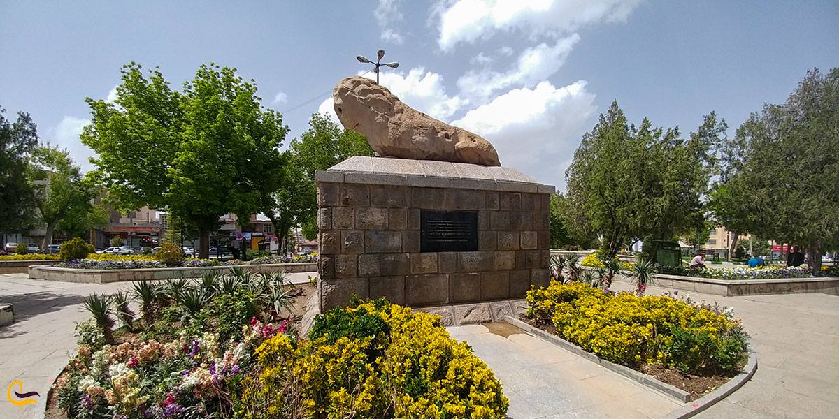 تصویری از روبهروی مجسمه شیر سنگی در همدان