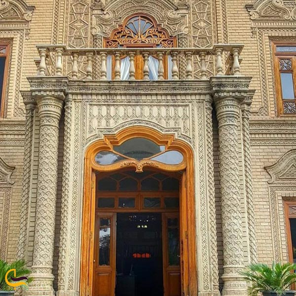 تصویری از معماری ساختمان اصلی موزه آبگینه تهران
