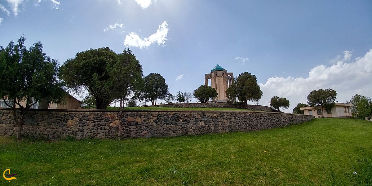 دورنمایی از آرامگاه باباطاهر عریان