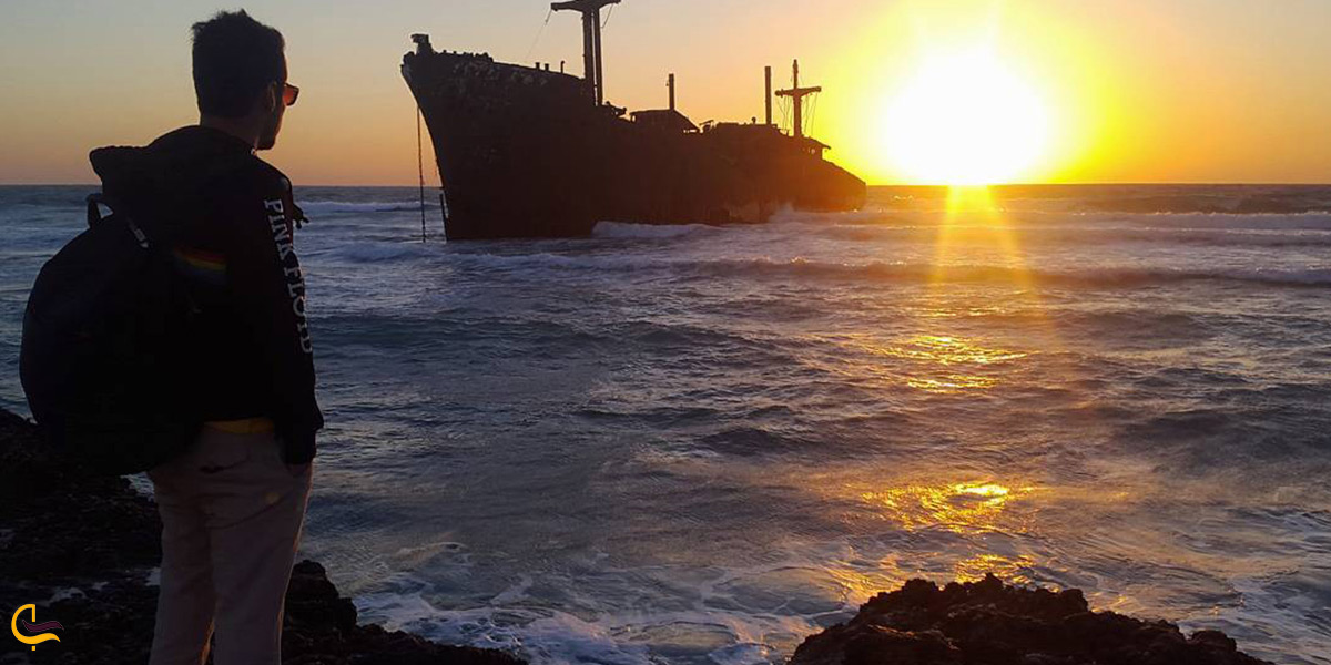 منظره کشتی یونانی در غروب آفتاب جزیره ی کیش