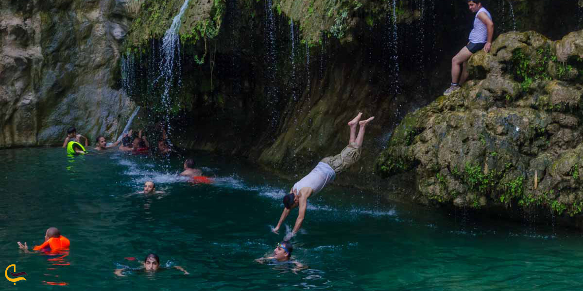 آب بازی در آبشار درز