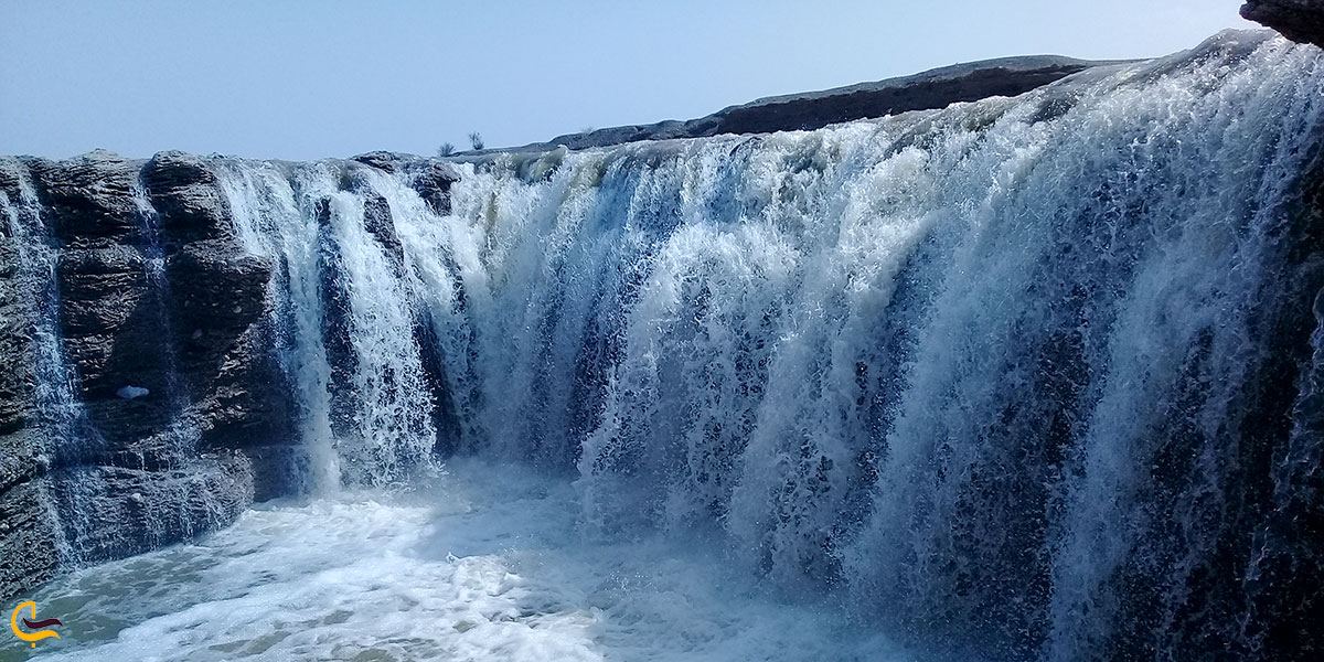 نمایی از آبشار اسفند