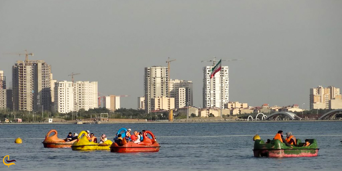 تصویری از قایق های پدالی دریاچه چیتگر