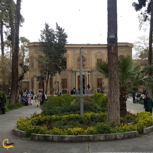 تصویری از فضای سرسبز موزه آبگینه تهران