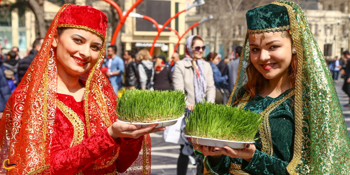 تصویری از دو زن آذربایجانی در مراسم استقبال نوروز 