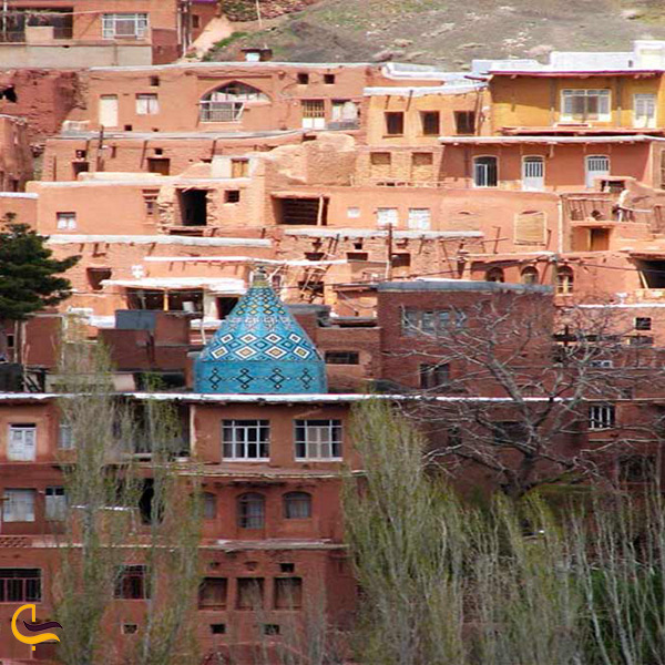 تصویر زیبا از نمای کلی خانه های روستای ابیانه اصفهان