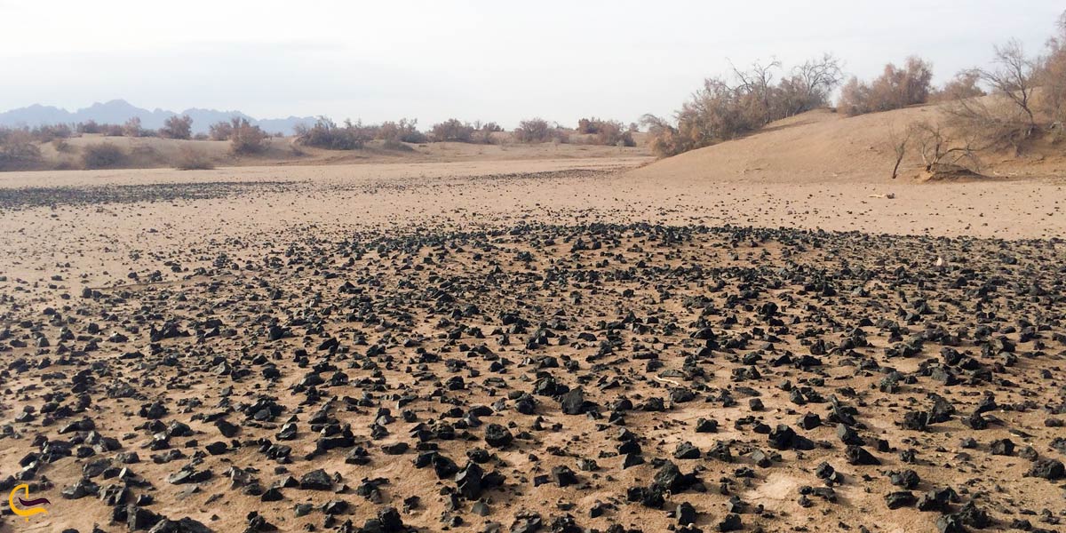 تصویری از سنگ های سیاه کویر ریگ جن سمنان