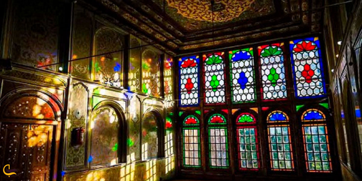 نمایی از پنجره های رنگی خانه تاریخی زینت الملوک