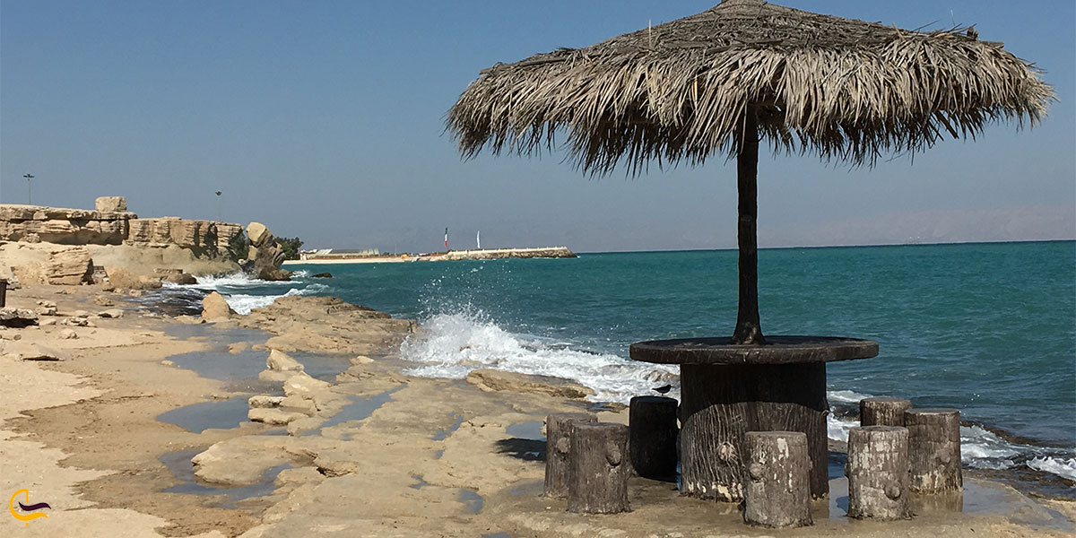 نمایی از آلاچیق های ساحل مرجان