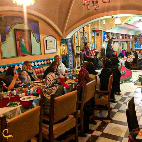 ازدحام جمعیت در رستوران دیزی سرای ایرانشهر