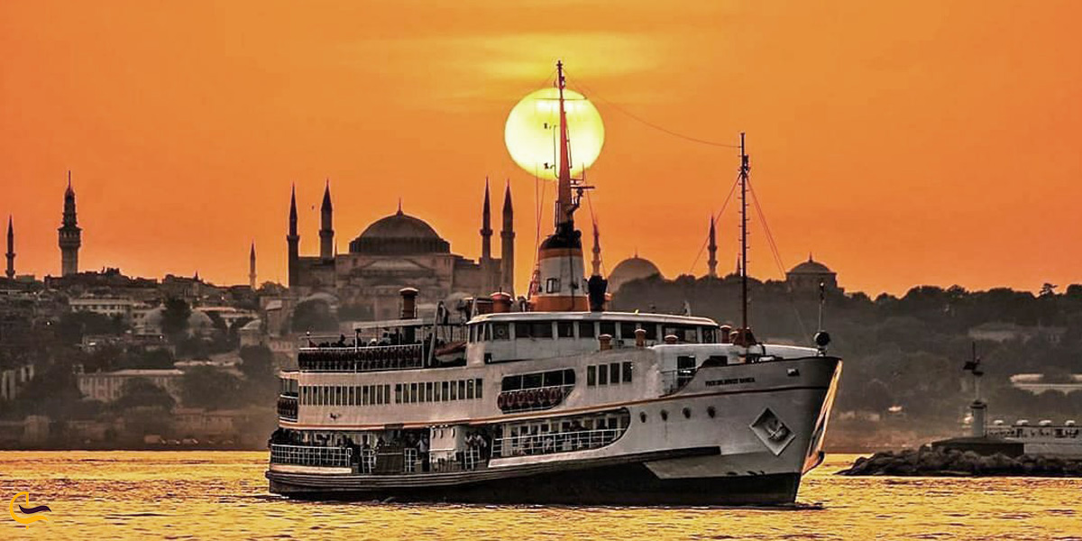 تصویری از کشتی تفریحی در غروب آفتاب استانبول