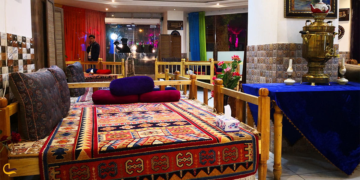 نمایی از رستوران چهل ستون