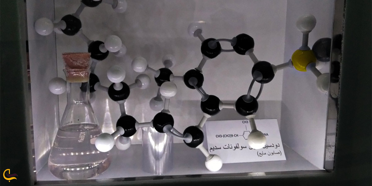 نمایی از ویترین‌هایی شیشه‌ای