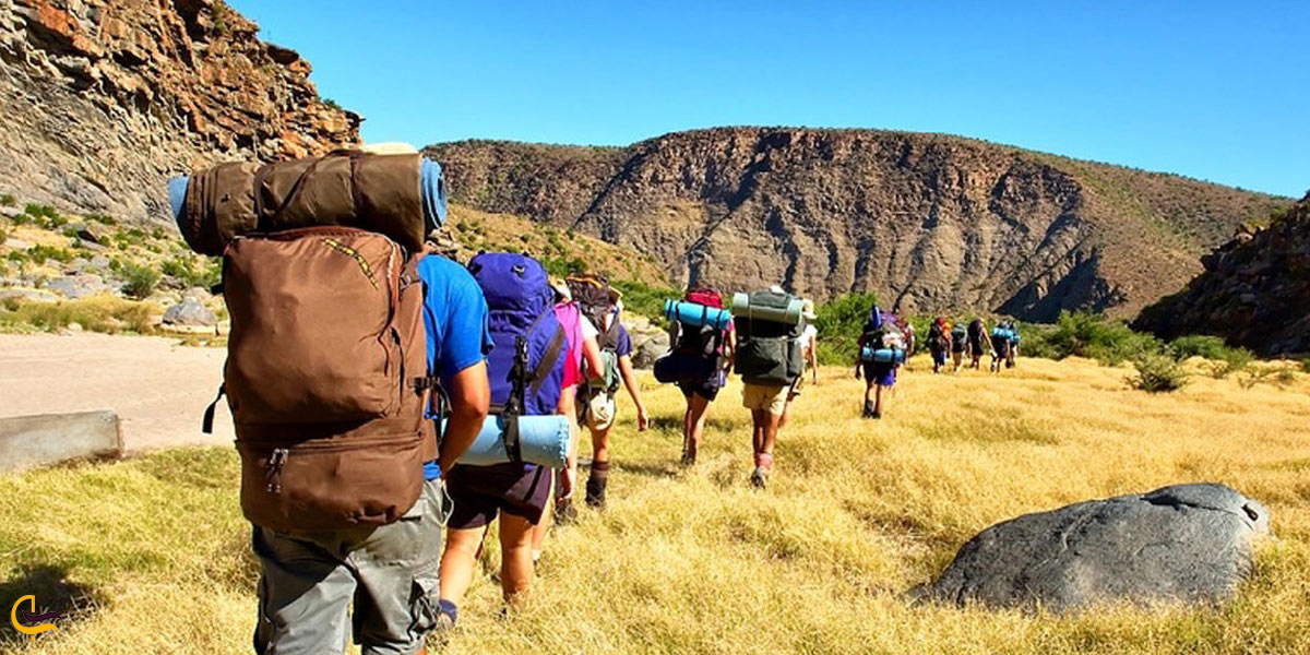 تصویری از پیاده روی گروهی در سفر