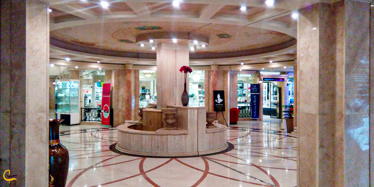 نمایی از فضای داخلی مرکز خرید میلاد نور