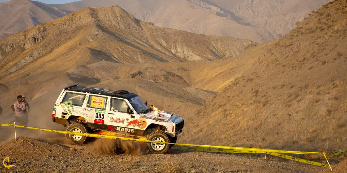 نمایی از جیپ و آفرودسواری