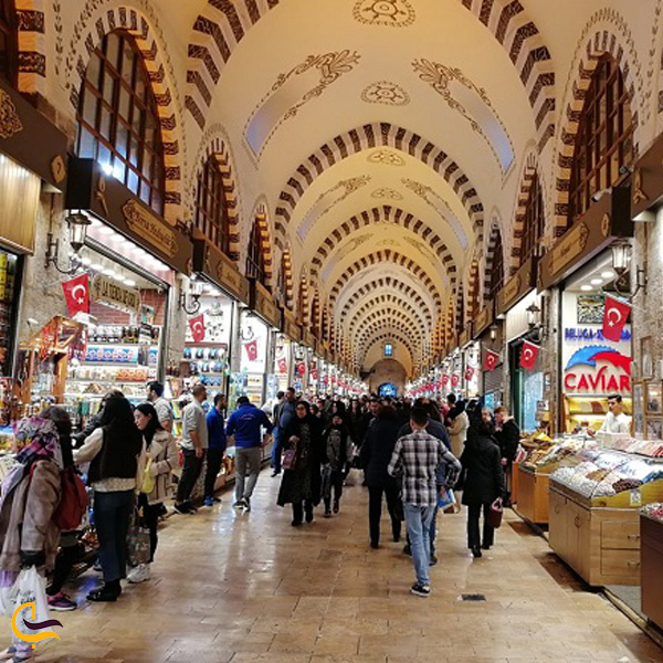نمایی از مردم در حال خرید ادویه مغازه های بازار بزرگ استانبول