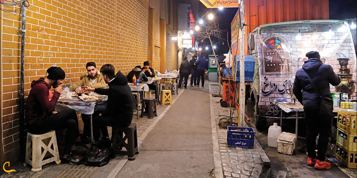 نمایی غذاهای خیابانی شبانه در خیابان پیروزی