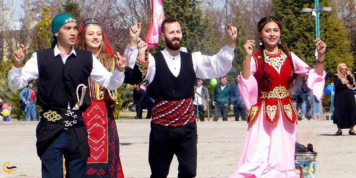 تصویری از رقص گروهی در مراسم استقبال از نوروز در گرجستان