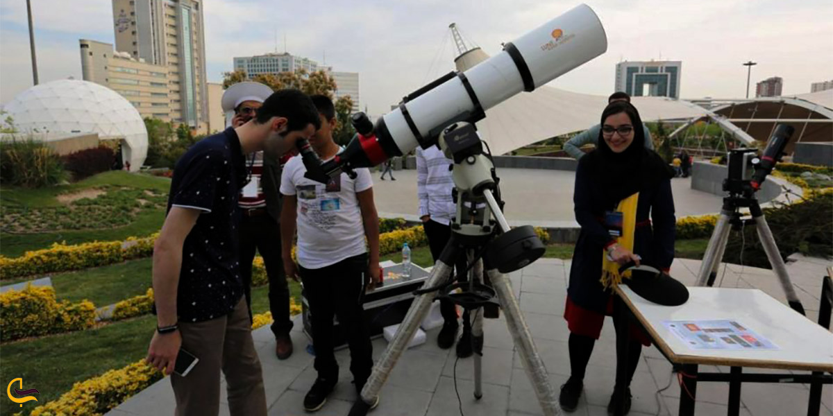 نمایی از رصد ستارگان در هوای آزاد