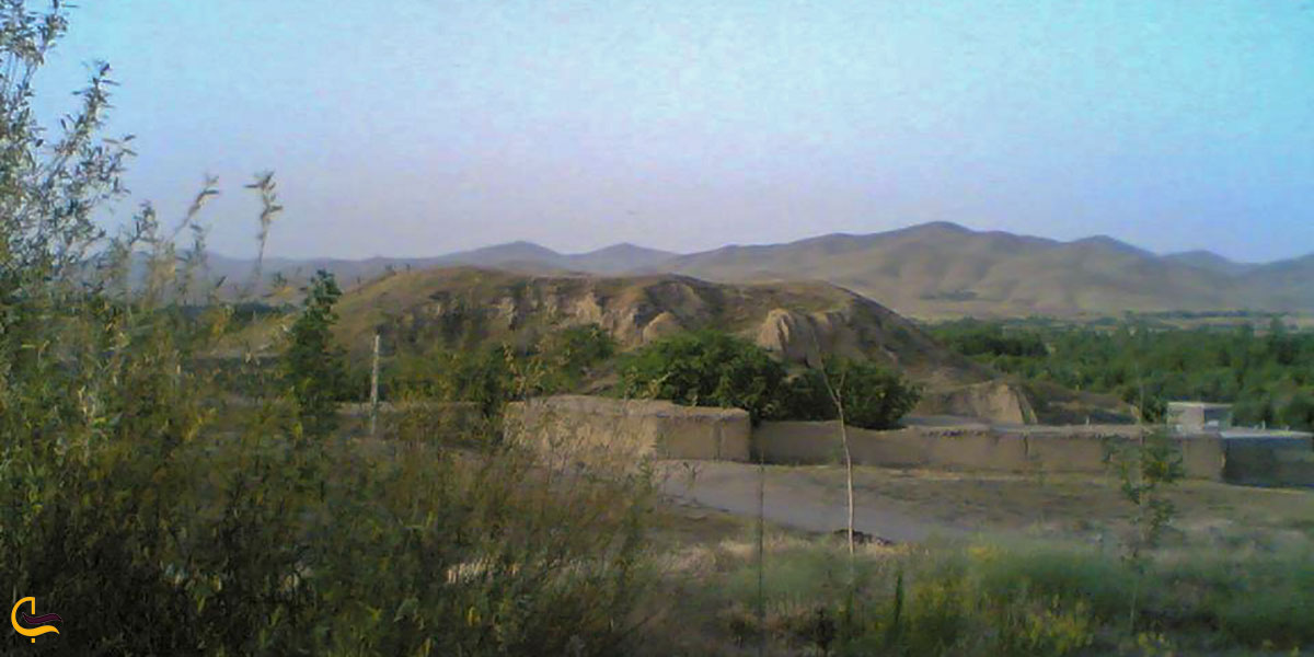 نمایی از قلعه پری ملایر در نزدیکی تالاب آق گل