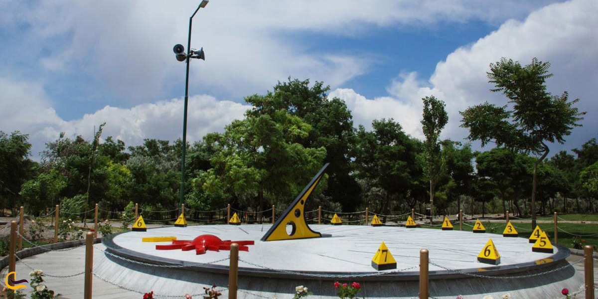 تصویر یکی از بزرگترین ساعت های آفتابی کشور در پارک شاه گلی تبریز