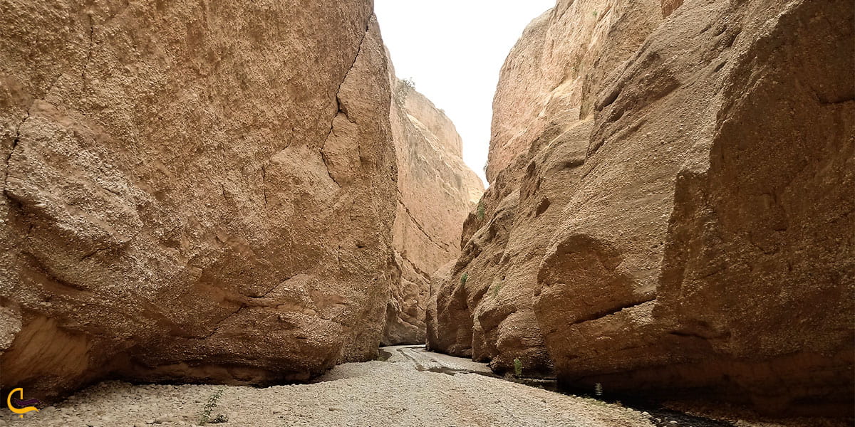 نمایی از سنگها و صخرههای عظیم دره توبیرون