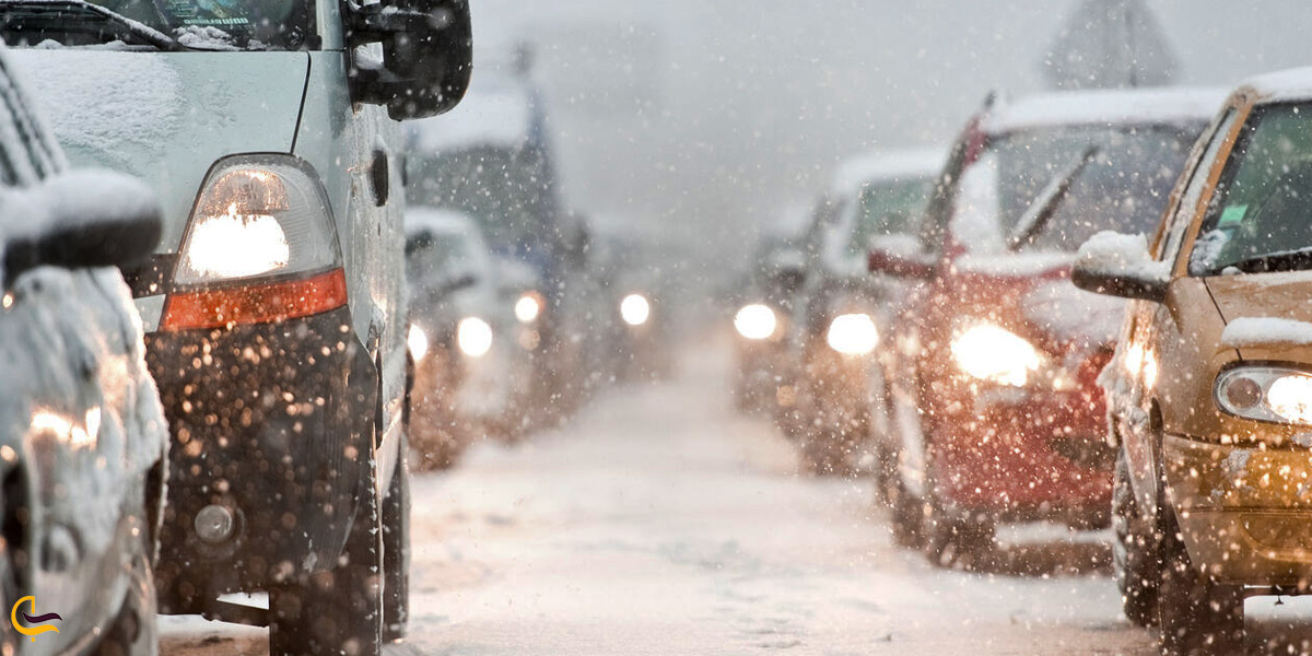 تصویری از ماشین ها در جاده برفی