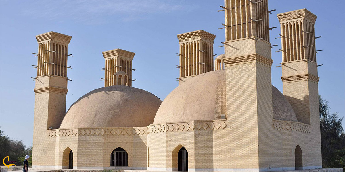 نمایی از آبانبار دو گنبد و پنج بادگیر