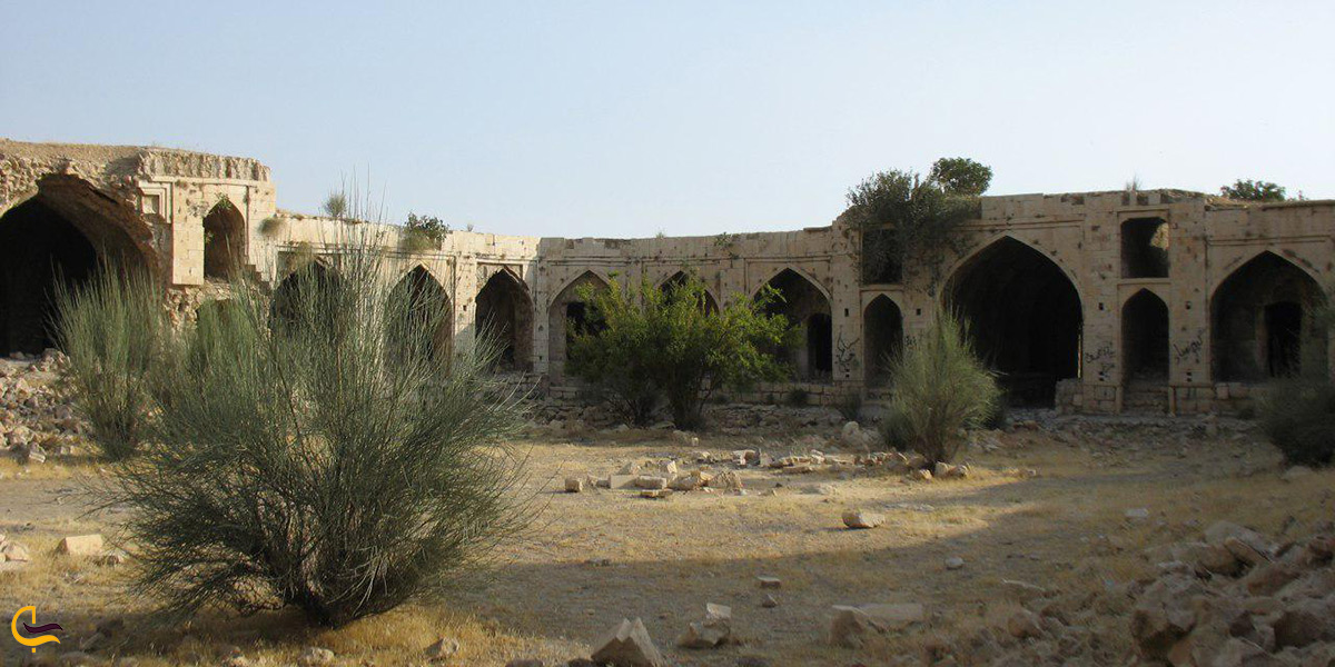 بازدید از کاروانسرای میان کتل کازرون