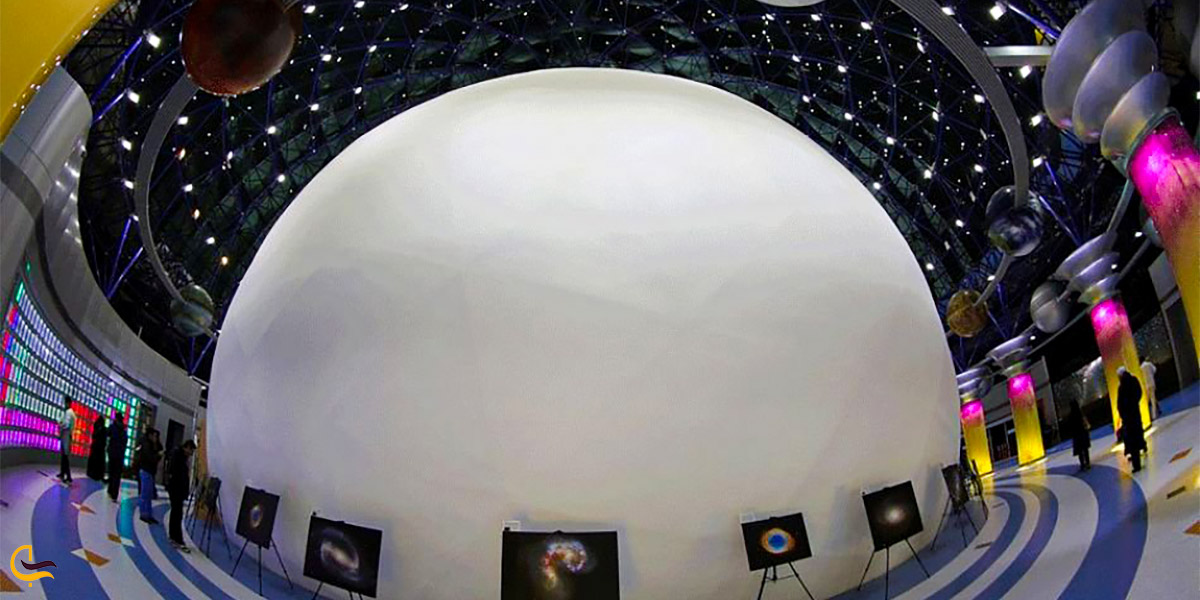 نمایی از تماشای شگفتی آسمان در گنبد مینا