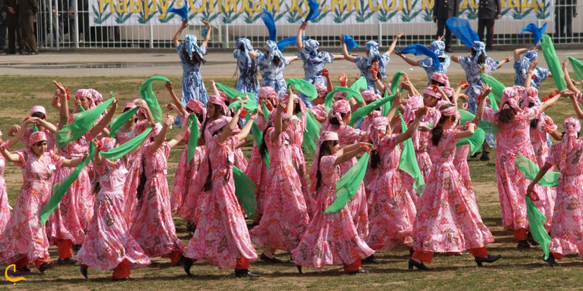 تصویری از گروهی در حال اجرای مراسمات نوروزی در تاجیکستان